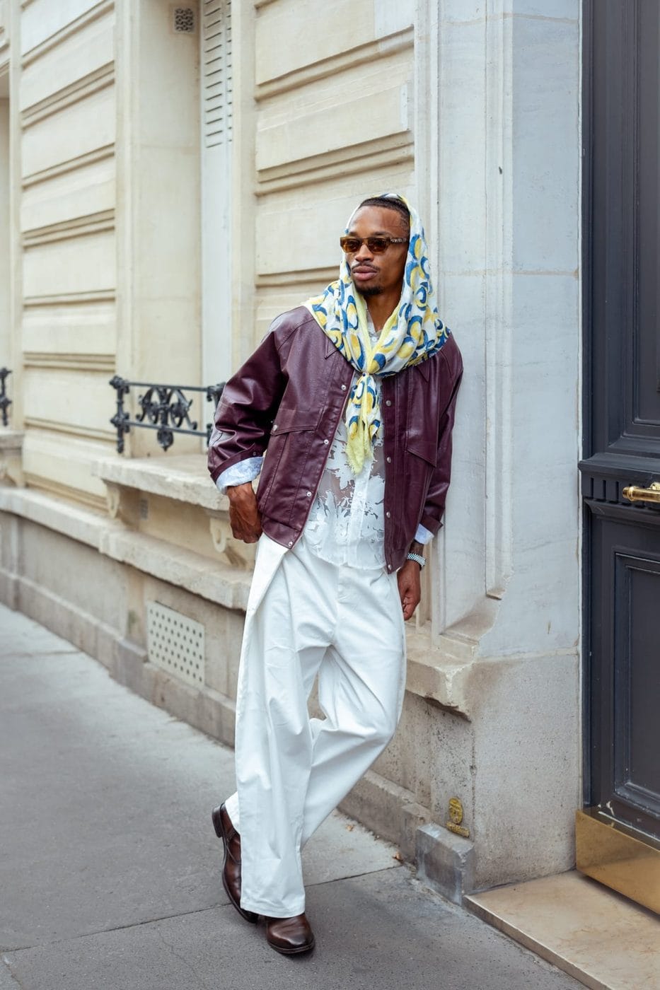 Homme en blouson bordeaux et pantalon blanc large, Dorian Thomsson Robinson