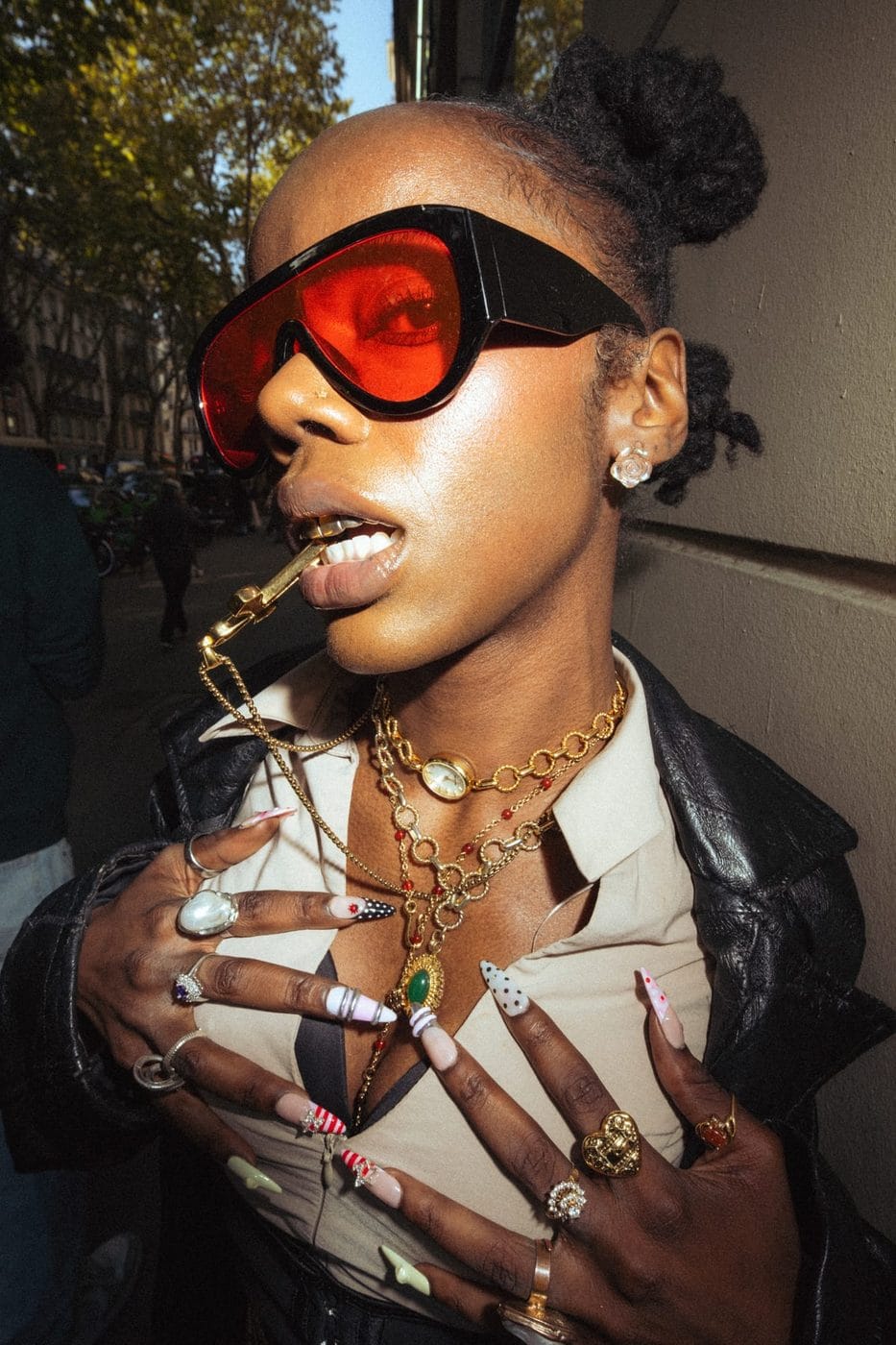 Femme en lunettes enveloppantes rouges, chaînes et bagues dorées superposées, de nuit, Shady (@thycallmeshady)