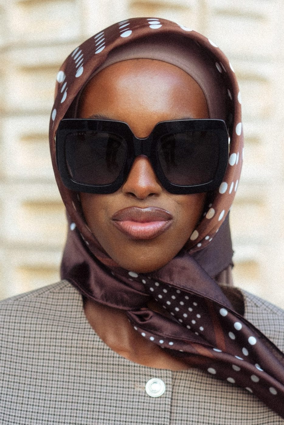 Portrait rapproché d'une femme en lunettes carrées oversize et foulard de soie brun à pois, Hafsa Hasan, Copenhagen Fashion Week