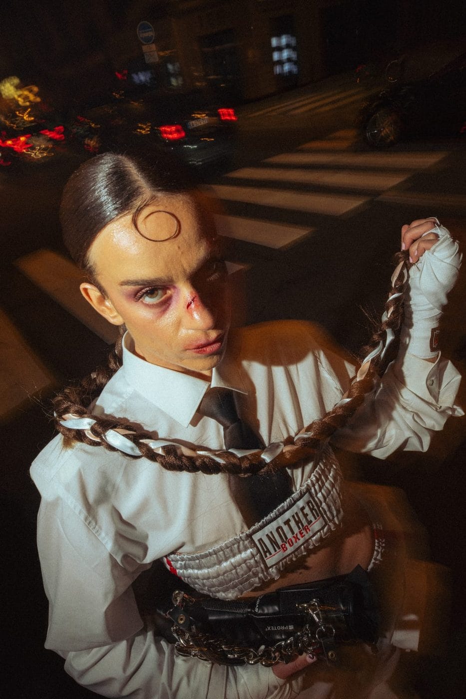 Femme aux cheveux plaqués, chemise blanche et natte postiche, rue de nuit, Joana Bender, La Fripe à Jo (@lafripeajo), ses propres créations